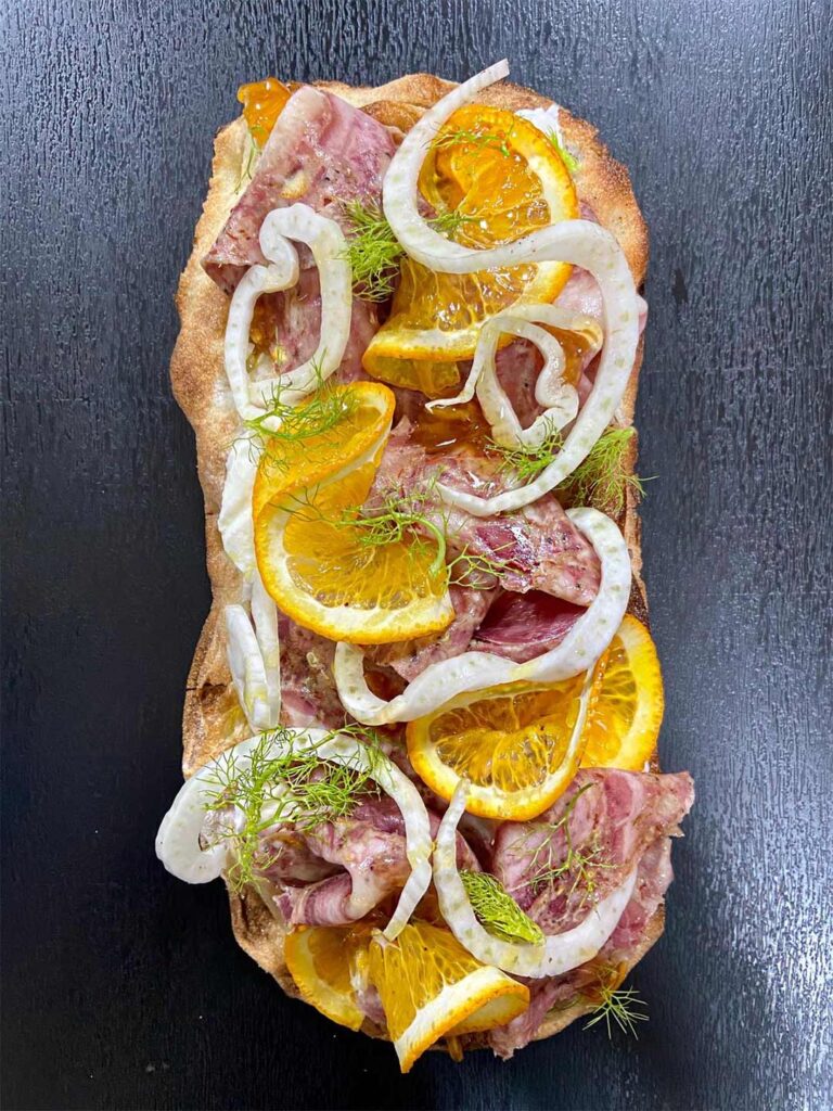 Pinsa salata con marmellata di arance, coppa e finocchi